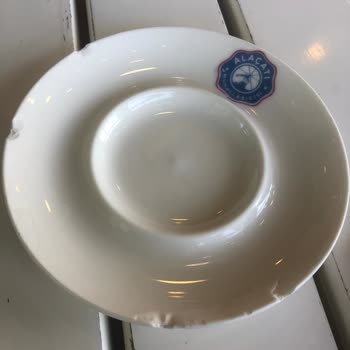 Alaçatı Muhallebicisi Kırık Tabakta Servisten Hiç Rahatsız Değiller