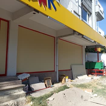 Şok Marketler Mağaza Açıp Etrafı Kirli Şekilde Bıraktılar