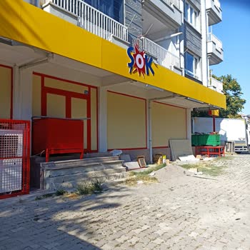 Şok Marketler Mağaza Açıp Etrafı Kirli Şekilde Bıraktılar