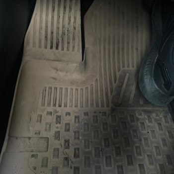 Toyota Bakım Sırasında Krem Rengi Olan Koltuk Ve Dayama Yeri Motor Yağı Rengi