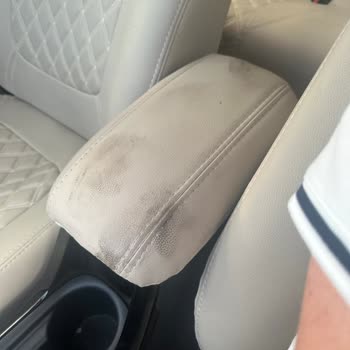 Toyota Bakım Sırasında Krem Rengi Olan Koltuk Ve Dayama Yeri Motor Yağı Rengi