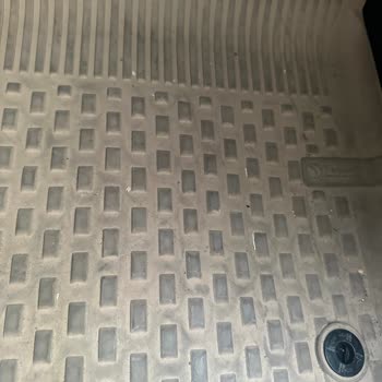 Toyota Bakım Sırasında Krem Rengi Olan Koltuk Ve Dayama Yeri Motor Yağı Rengi