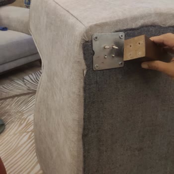 Kelebek Mobilya Berjer Koltuğun Ayağının İç Adaları Kırıldı