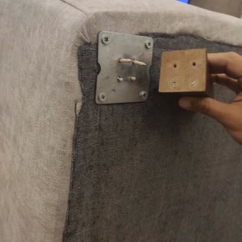 Kelebek Mobilya Berjer Koltuğun Ayağının İç Adaları Kırıldı