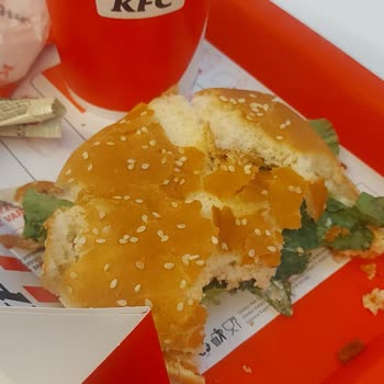 KFC Hamburgerin Bayat Ekmekle Verilmesi