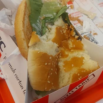 KFC Hamburgerin Bayat Ekmekle Verilmesi