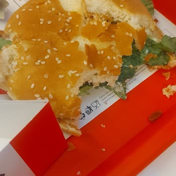KFC Hamburgerin Bayat Ekmekle Verilmesi