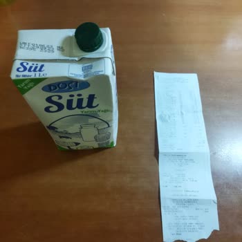 BİM Dost Süt Kutusu İçinden Kimyasal Bir Sıvı Çıktı