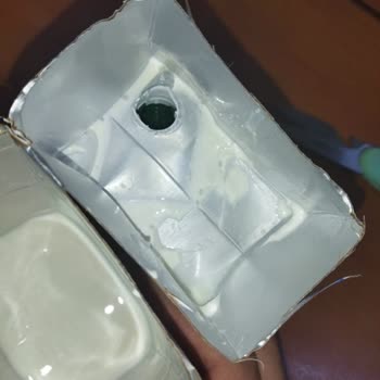 BİM Dost Süt Kutusu İçinden Kimyasal Bir Sıvı Çıktı