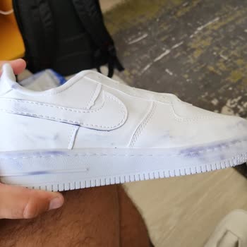 Papuc Konağı Bağcıksız Ve Boyaya Bulanmış Air Force Gönderildi, Yardımcı Olunmuyor