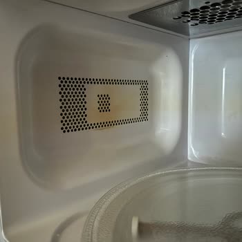 Beko Mikrodalga Ürünü 2 Dakika Çalıştı Ve İçi Sapsarı Oldu