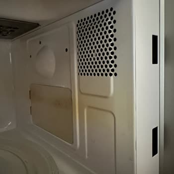 Beko Mikrodalga Ürünü 2 Dakika Çalıştı Ve İçi Sapsarı Oldu