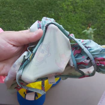 Mustela Güneş Kremi Mayoları Boyuyor.