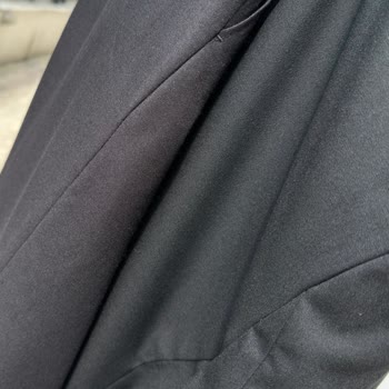 Kığılı İndirim Çadırında Yırtık, Renkleri Farklı Takım Elbise Satıyor