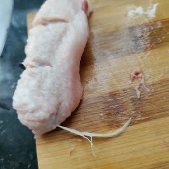 Lezita Yolunmamış Tavuk Kanadı, Taze Taze Tüyü Üstünde