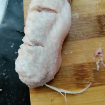 Lezita Yolunmamış Tavuk Kanadı, Taze Taze Tüyü Üstünde