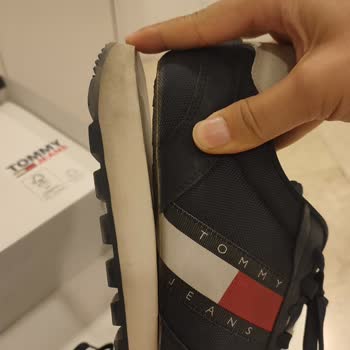 Tommy Hilfiger Ayakkabı Yolda Yürürken Tabanı Ayrıldı.