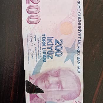 İş Bankası ATM’sinin Bantla Yapıştırılmış Para Vermesi