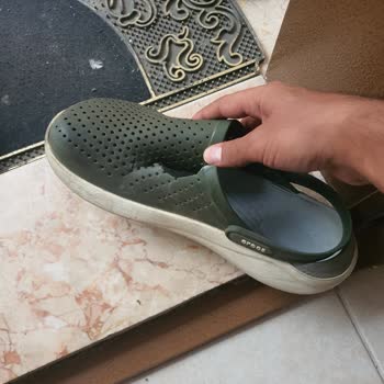 Crocs Terlik & Ayakkabı Crocs Marka Terliğim 3 Yerinden Yırtıldı