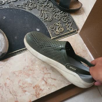 Crocs Terlik & Ayakkabı Crocs Marka Terliğim 3 Yerinden Yırtıldı