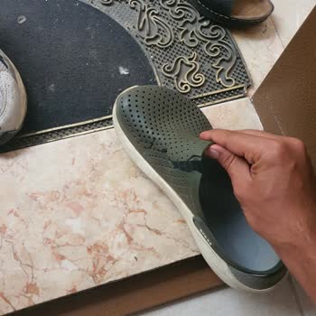 Crocs Terlik & Ayakkabı Crocs Marka Terliğim 3 Yerinden Yırtıldı