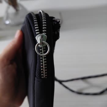 Pull And Bear Çantanın Fermuarı Takılıyor