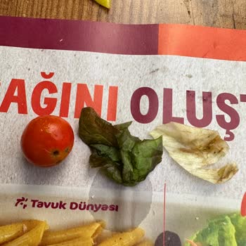 Tavuk Dünyası Salatada Bulunan Çürümüş Sebzeler Yıkanmamış Sebzeler