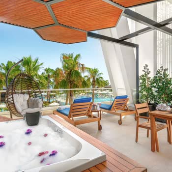 Etstur Kirman Sidera Luxury Hotel'de 2 Farklı Görselde Jakuzili Teraslı Oda