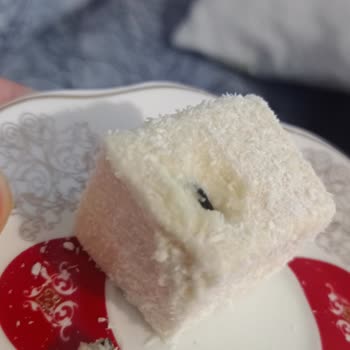 Halktan Kuruyemiş Lokumdan Çıkan Cam Parçası