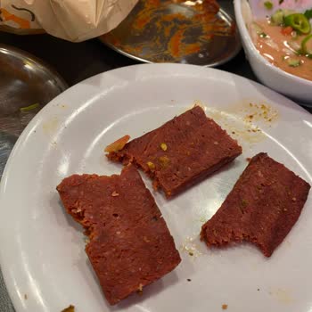 Köfteci Yusuf Çiğ Sucuk Yedirdiler