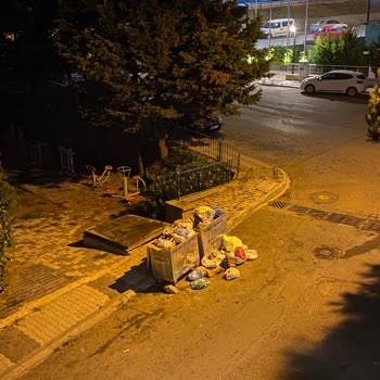 İBB - İstanbul Büyükşehir Belediyesi Ataşehir Yediveren Sokağı Çöp Problemi