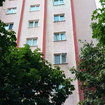 Kiptaş Site Sakinlerinin Saksısı Yerlere Patır Patır Düşüyor