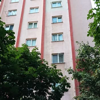 Kiptaş Site Sakinlerinin Saksısı Yerlere Patır Patır Düşüyor