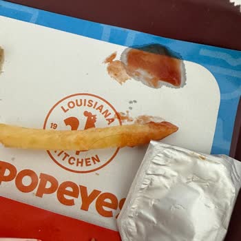 Popeyes Menü İçerisinde Kıl Ve İp Çıktı