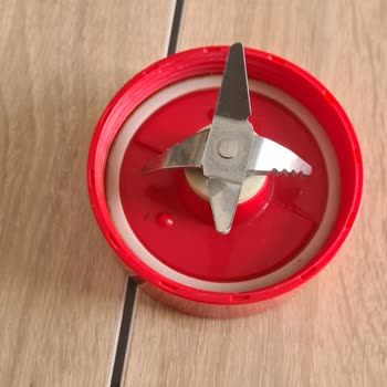 Kiwi Home Ksb-2217 Marka Model Cihazın Sürahi Alt Kapak Bıçağının Parçası Kırıldı