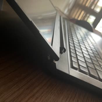 Monster Laptopumun Sol Menteşi Kırıldı