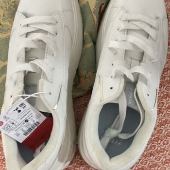 Bershka Adlı Mağaza Giyilmiş Ayakkabı Gönderdi