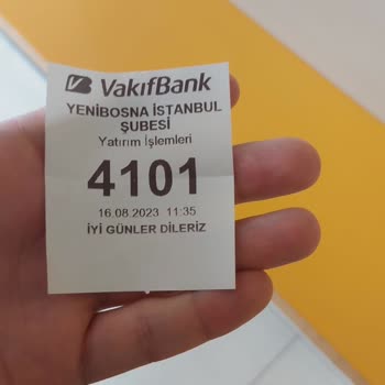 VakıfBank Gişe Sırası Beklerken Çalışanların Sigaraların Bitmesini Beklemek
