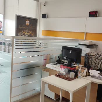 VakıfBank Gişe Sırası Beklerken Çalışanların Sigaraların Bitmesini Beklemek