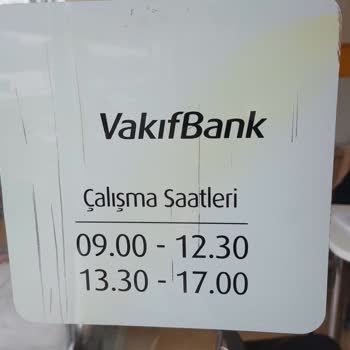VakıfBank Gişe Sırası Beklerken Çalışanların Sigaraların Bitmesini Beklemek