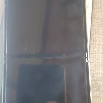 Samsung Z Flip 3 Smart Phone Cracked in The Folding Section