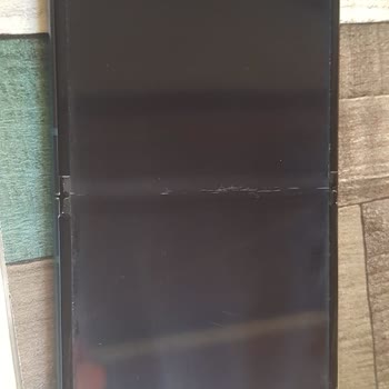 Samsung Z Flip 3 Smart Phone Cracked in The Folding Section