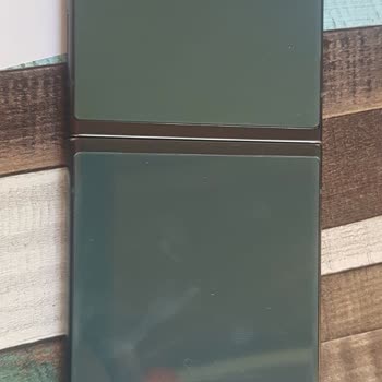 Samsung Z Flip 3 Smart Phone Cracked in The Folding Section