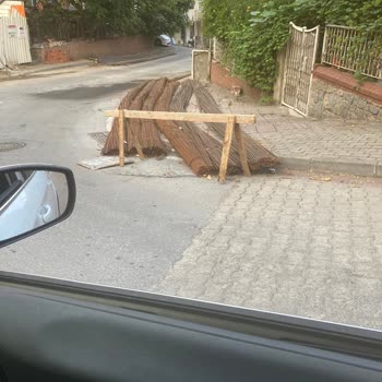 Üsküdar Belediyesi İnşaat Demirlerinin Yola Ve Kaldırıma Bırakılması!
