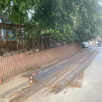 Üsküdar Belediyesi İnşaat Demirlerinin Yola Ve Kaldırıma Bırakılması!