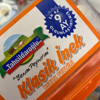 Tahsildaroğlu Peynir Üstünde Mavi İplikler