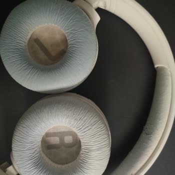 JBL 560bt Şarjda Kırmızı Işık Yanık Kalmıyor