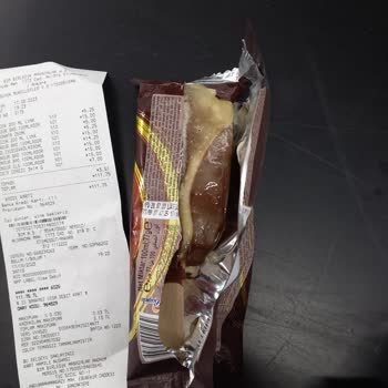 BİM Dolaptan Alınan Dondurma Bozuk Çıktı