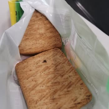 Eti Gıda Limon Lifli Kepekli Eti Form Bisküviden Kıl Yumağı Çıkması