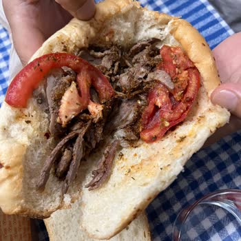 Köfteci Yusuf'ta Yarım Ekmek Dönerde Döner Yok Denecek Kadar Az